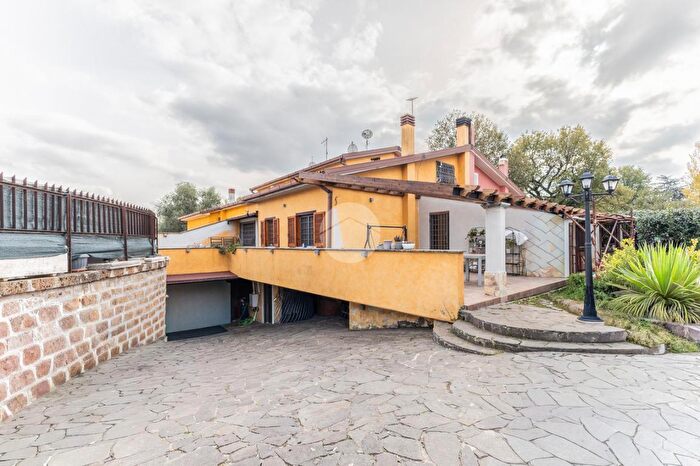 Casa con 10 locali in vendita in Strada Monte Bianchello, Nepi