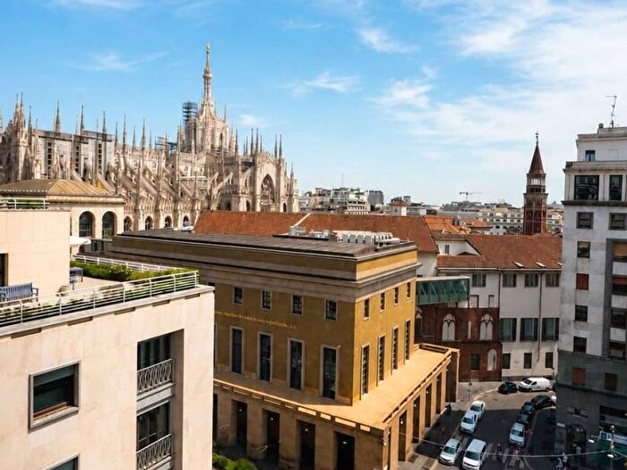 Appartamento con 5 locali in affitto in Via Santa Tecla, Duomo, Milano