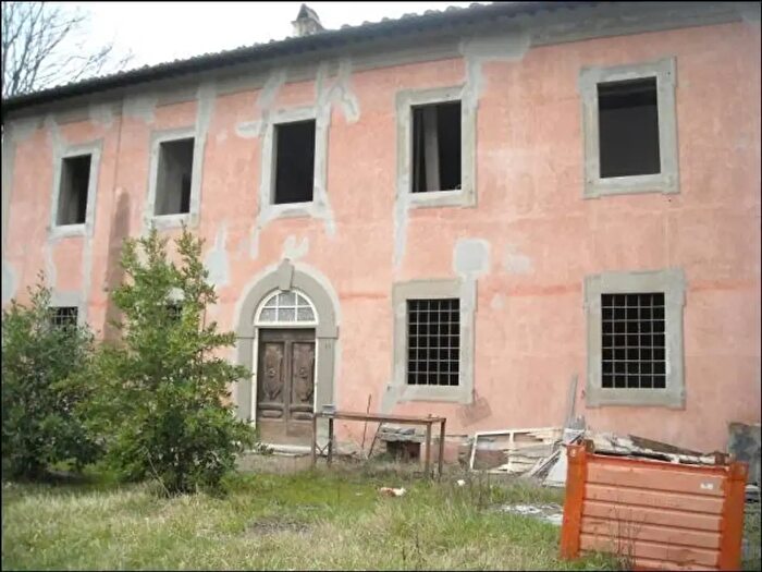 Casa con 6 locali in vendita in Pistoia