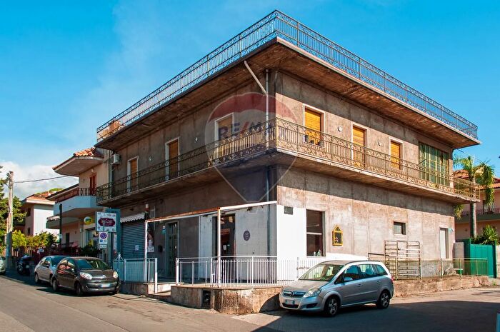 Casa con 8 locali in vendita in Via Carico, Acireale