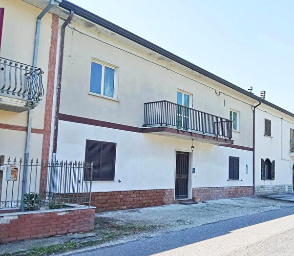 Casa con 6 locali in vendita in Atina