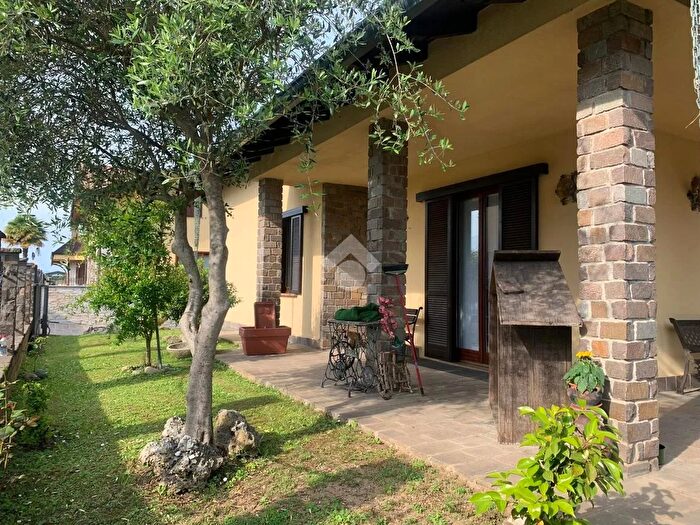 Casa quadrilocale in vendita in Via Santa Caterina, Lonate Pozzolo