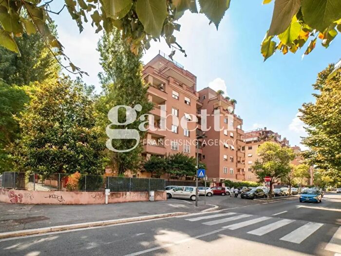 Appartamento con 5 locali in affitto in Viale della Grande Muraglia, Roma