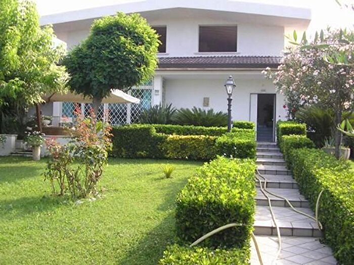 Casa con 6 locali in vendita in Mondragone