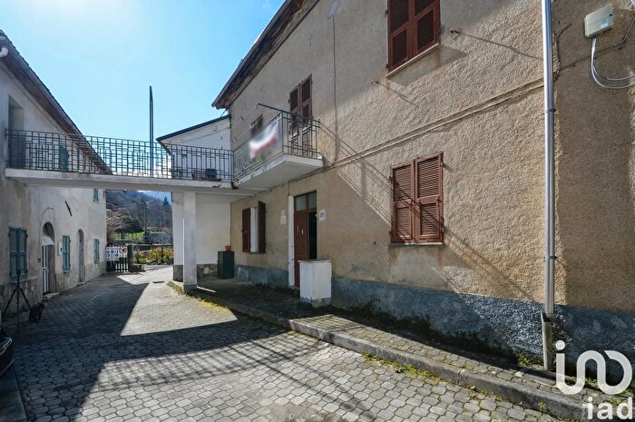 Casa con 11 locali in vendita in Piazza San Francesco, Osiglia