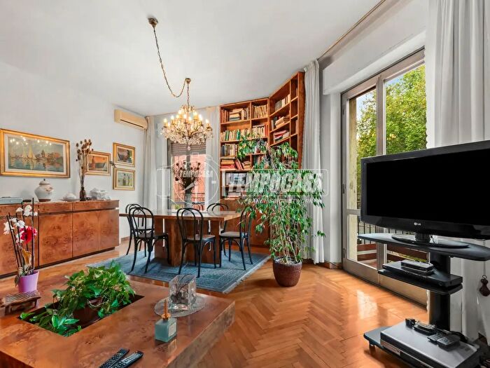 Appartamento trilocale in vendita in Via Emilio Faà di Bruno, Milano