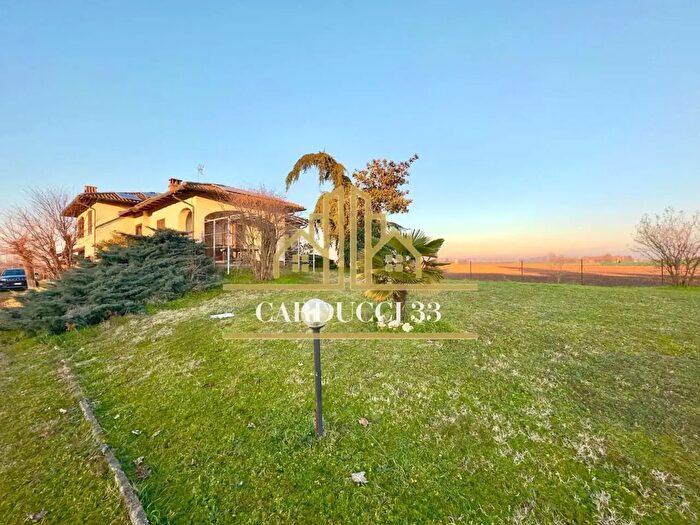 Casa con 8 locali in vendita in Alessandria