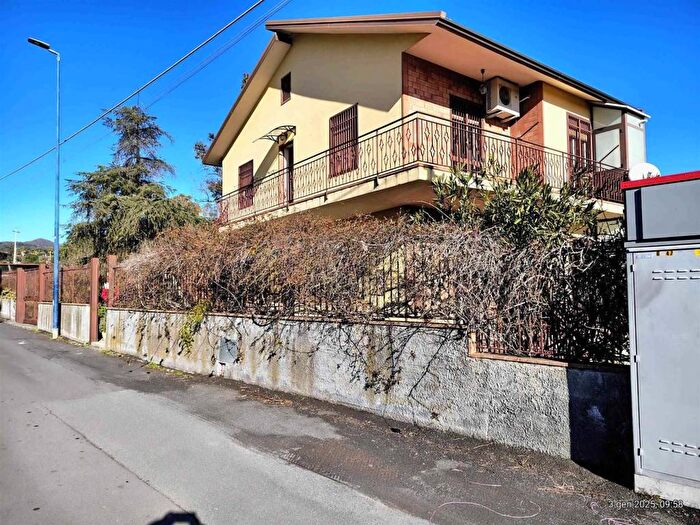 Casa con 6 locali in affitto in Via Giuseppe Ungaretti, Centro, Pedara
