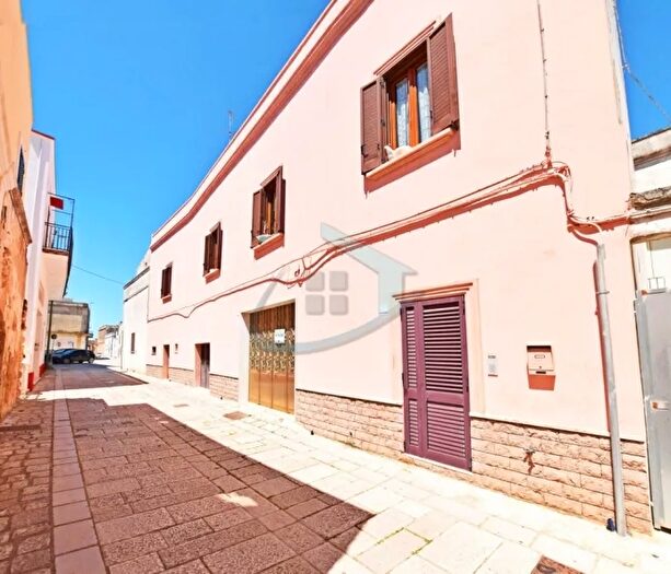 Casa con 9 locali in vendita in Castrignano Del Capo