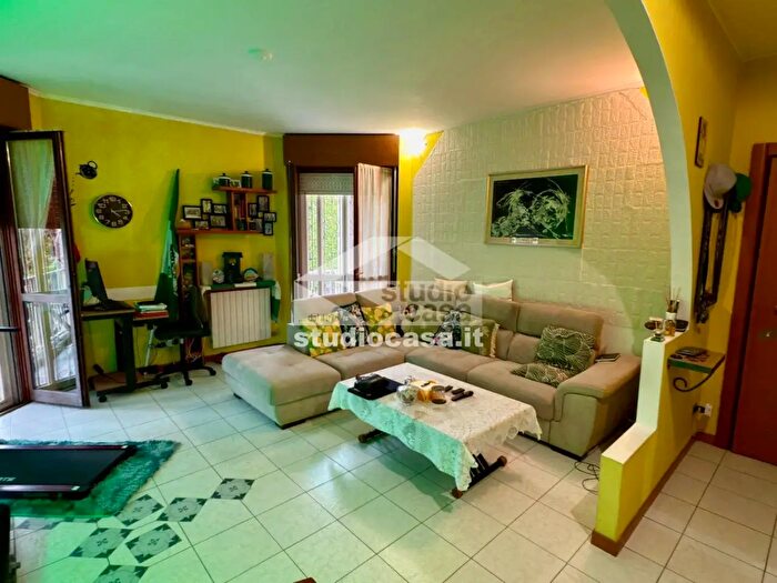 Appartamento trilocale in vendita in Piazza Pertini, Pessano Con Bornago