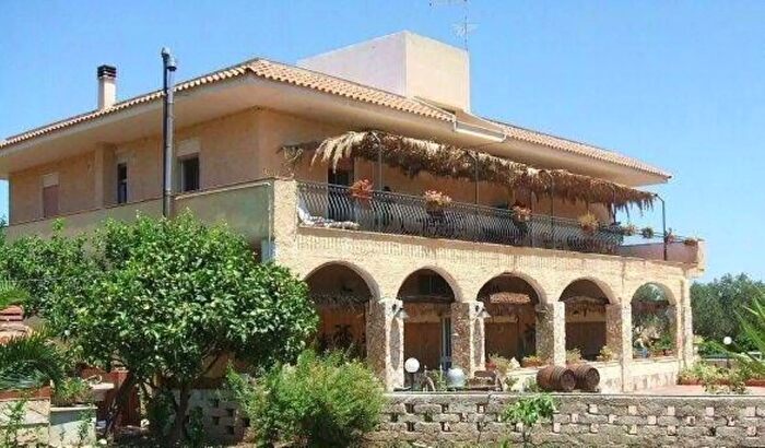 Casa con 14 locali in vendita in Cda Spinagallo, Siracusa