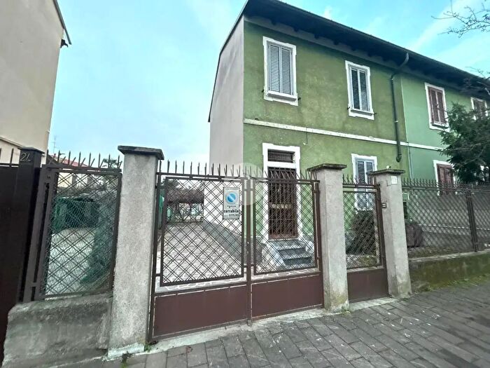 Casa quadrilocale in vendita in Via Guglielmo Oberdan, Corsico