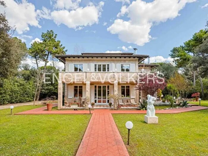 Casa con 6 locali in vendita in Via Livorno, Massa