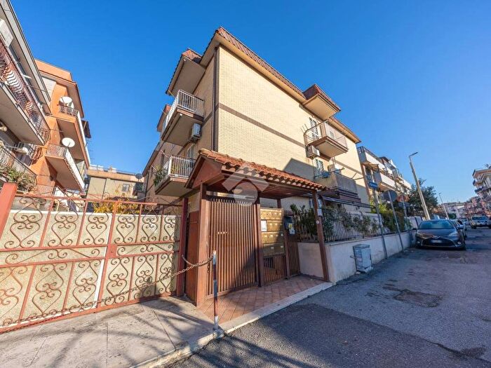 Appartamento trilocale in affitto in Via sterope, Torre Angela, Roma