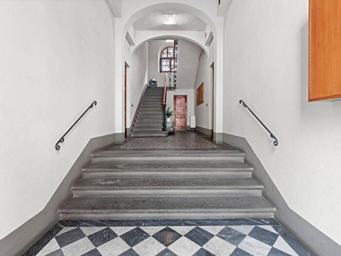 Appartamento con 6 locali in affitto in Via Frà Bartolomeo, Signoria Uffizi, Firenze