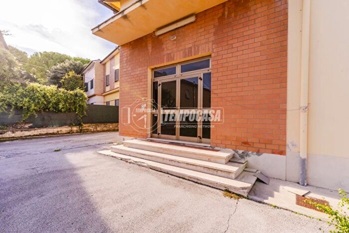 Casa con 15 locali in vendita in Montecosaro
