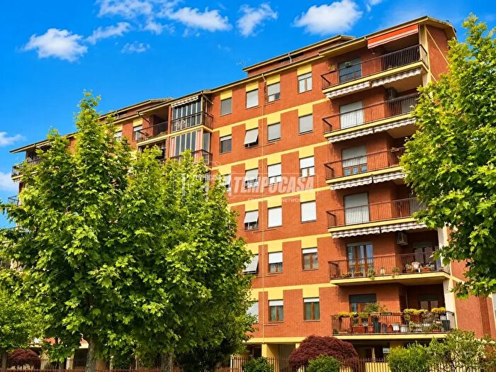 Appartamento con 5 locali in vendita in Via Giuseppe Ungaretti, Asti