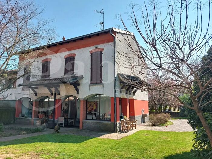 Casa con 6 locali in vendita in Via Sottoronco, Varallo Pombia