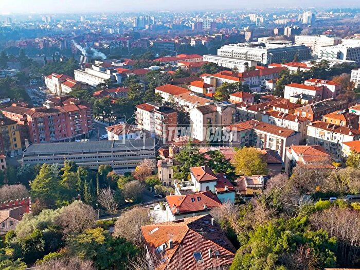 Casa con 8 locali in vendita in Via Coni Zugna, Verona
