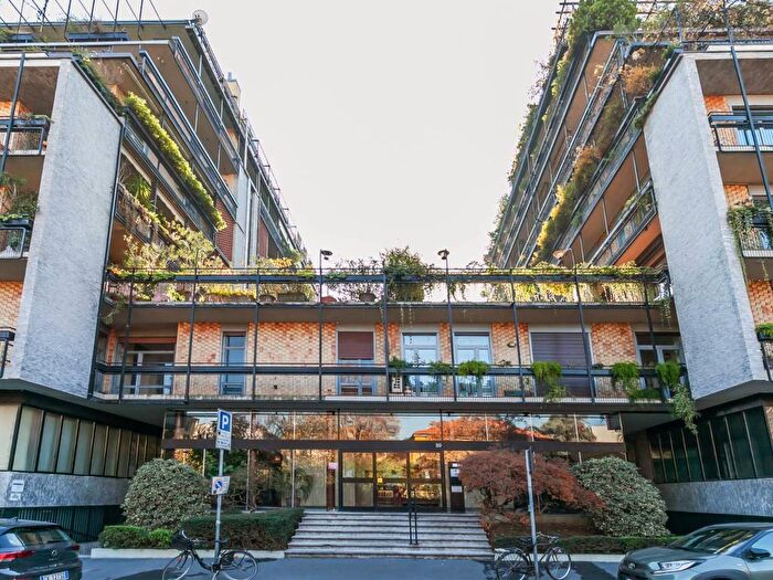 Appartamento trilocale in affitto in Via Carlo Crivelli, Quadronno Crocetta, Milano