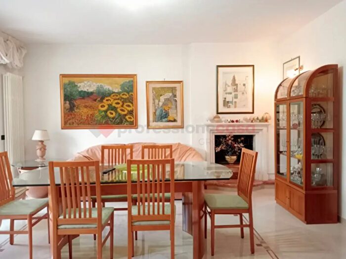 Appartamento con 5 locali in vendita in Via Lombardia, Grottaglie