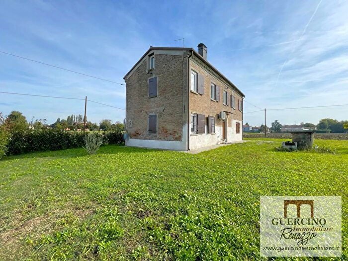 Casa con 7 locali in vendita in Via Fortini Cento, Cento