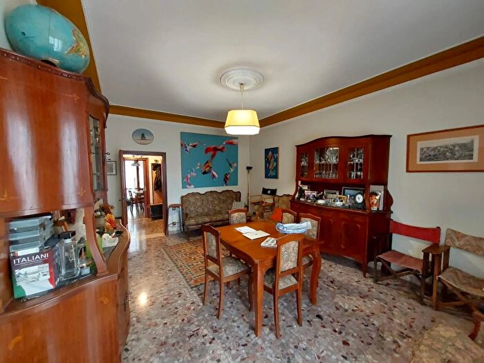 Appartamento con 6 locali in vendita in Via Giuseppe Giusti Pontedera, Pontedera