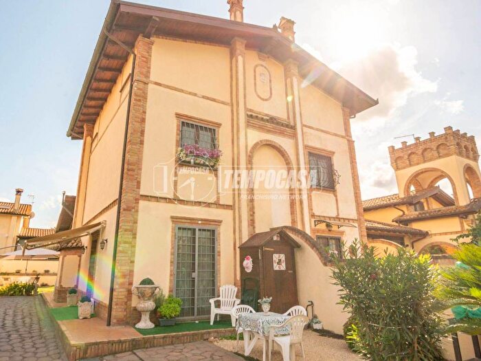 Casa quadrilocale in vendita in Via Tiberio Rossi, Centro, Anguillara Sabazia