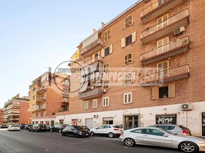 Appartamento trilocale in vendita in Via Rocca di Papa, Roma