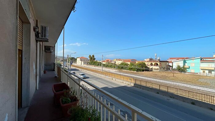 Appartamento con 8 locali in vendita in Via Nazionale, Roseto Capo Spulico