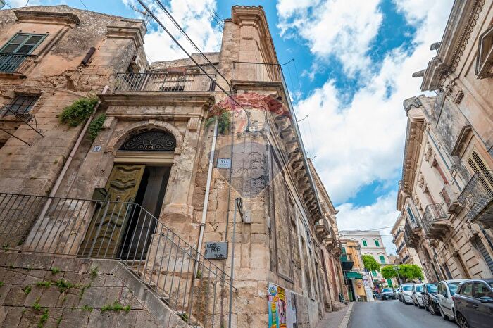 Appartamento con 6 locali in vendita in Via Celso, Modica