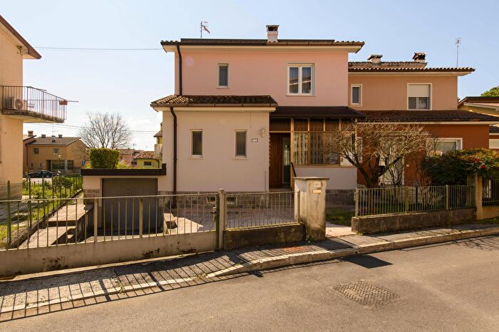 Casa con 7 locali in vendita in Gorizia
