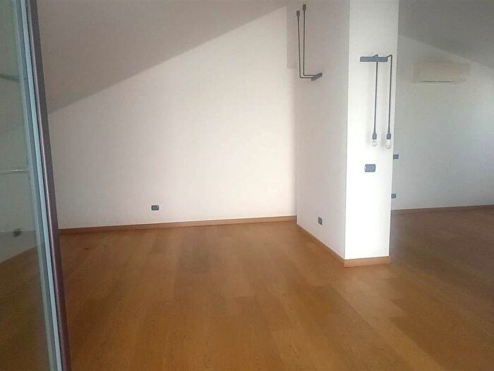 Appartamento con 6 locali in affitto in Via Gustavo Modena, Indipendenza, Milano