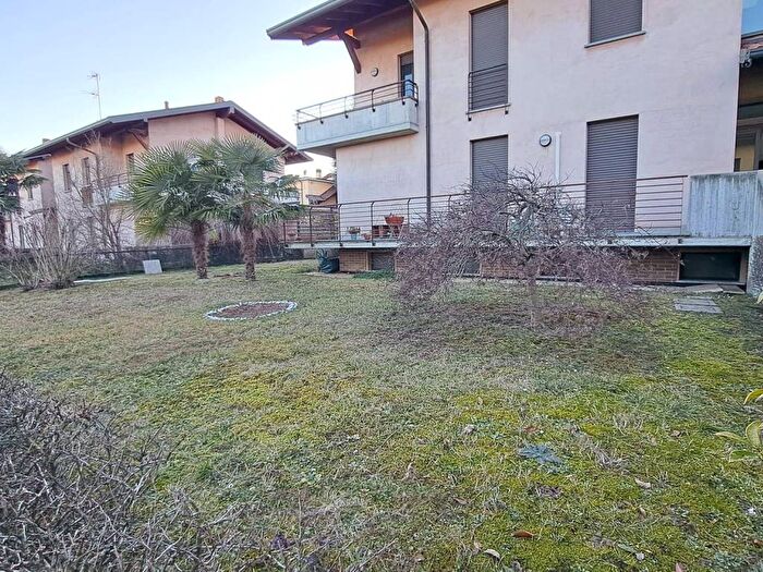 Appartamento trilocale in affitto in Via D Carabelli, Albizzate