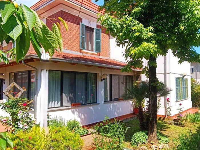 Casa con 6 locali in vendita in Strada alla Collina, Centro, Valenza