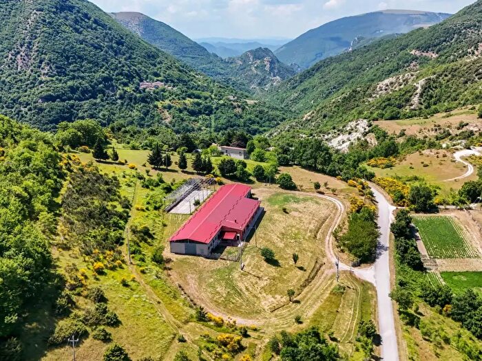 Casa con 6 locali in vendita in Cuppio, Piobbico