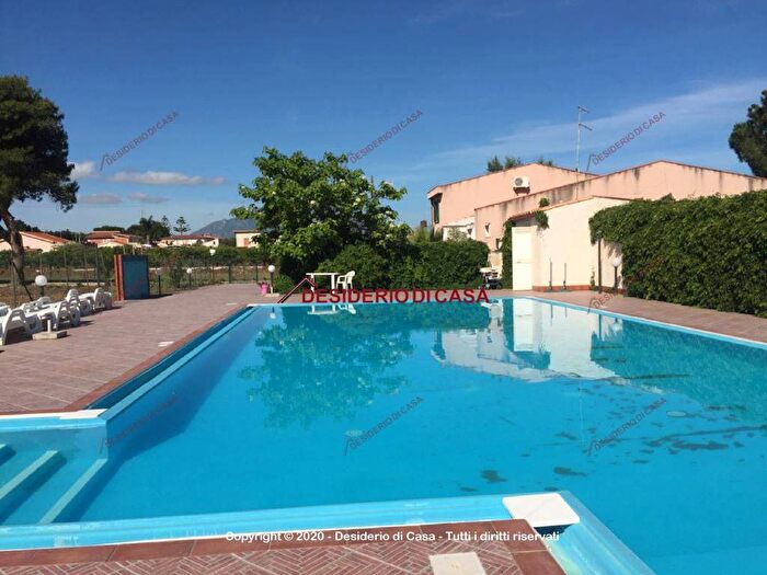 Casa trilocale in affitto in Viale Cefalù, Campofelice di Roccella