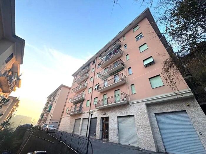 Appartamento trilocale in vendita in Salita Brasile, Genova