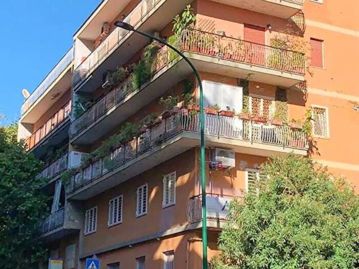 Appartamento con 5 locali in vendita in Via Bernardo Cavallino, Napoli