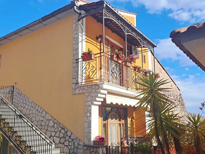 Appartamento con 6 locali in vendita in Via Pineta La Serra, Cava De Tirreni