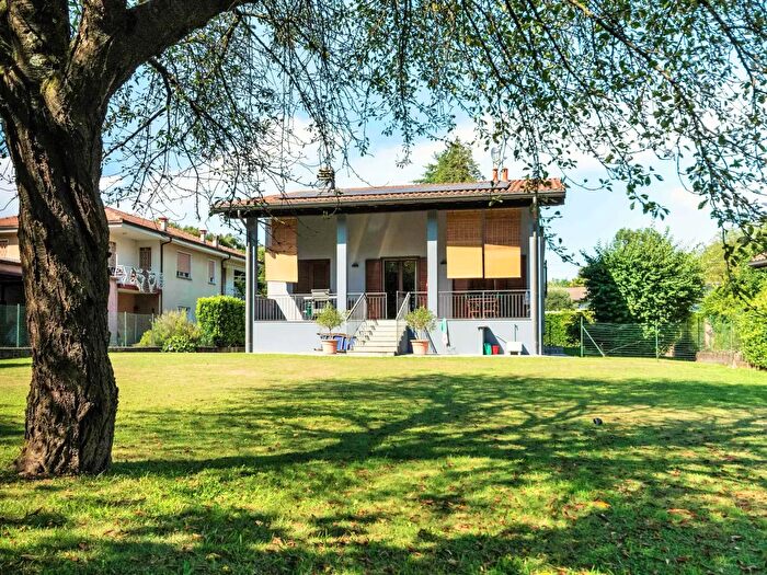 Casa quadrilocale in vendita in Via Monte Rosa, Dormelletto