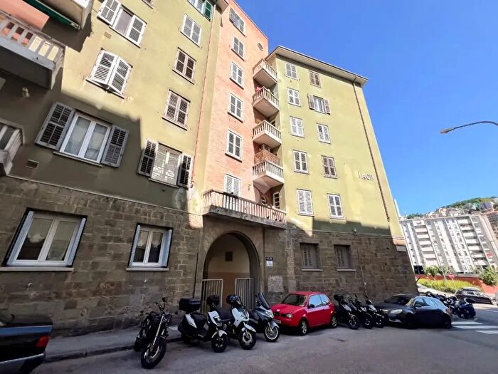 Appartamento trilocale in vendita in Via Giuseppe Giusti, Trieste