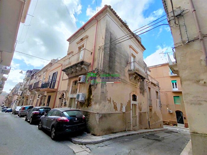 Casa con 6 locali in vendita in Ragusa
