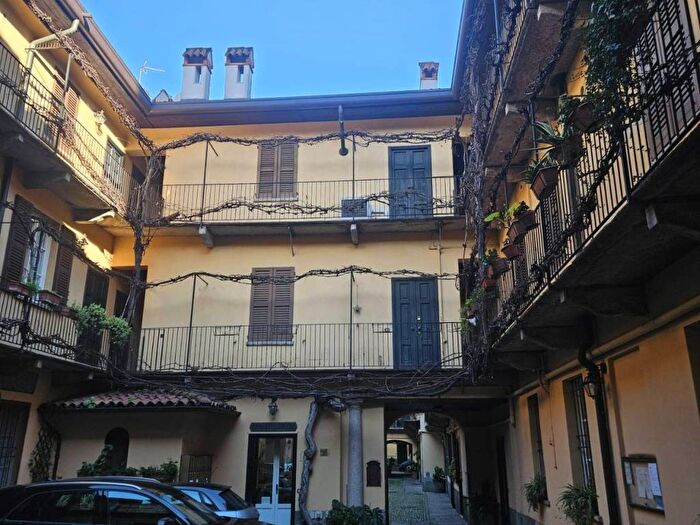 Appartamento trilocale in affitto in Alzaia Naviglio Grande, Navigli Darsena, Milano