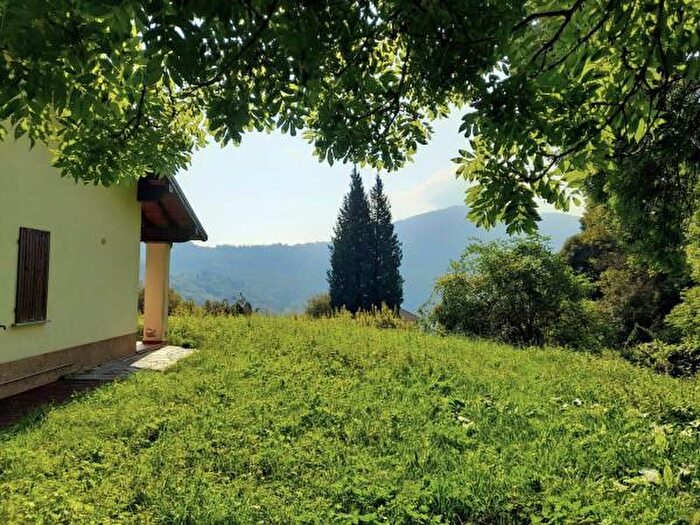 Casa con 6 locali in vendita in Magreglio