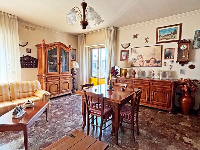 Casa con 7 locali in vendita in Via Otello Frillici, Gualdo Tadino