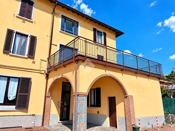 Appartamento trilocale in vendita in Via a Saffi, Cantu'