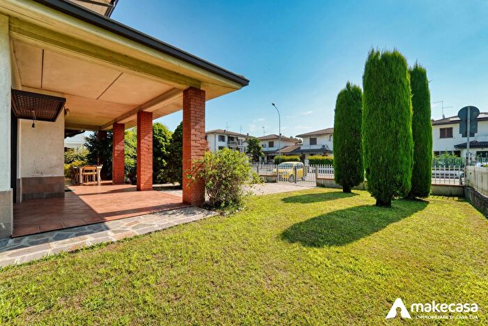 Casa con 5 locali in vendita in Via Ugo Foscolo, Cerro Al Lambro