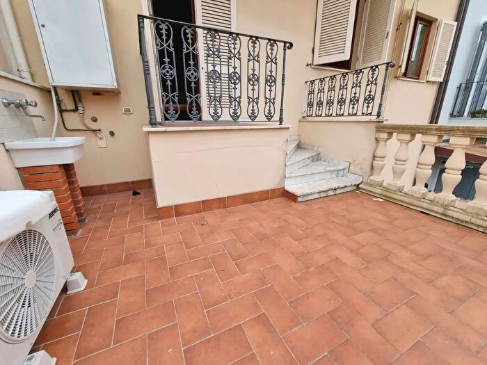Appartamento con 6 locali in affitto in Viareggio