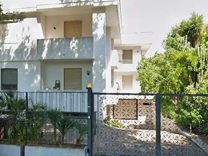 Appartamento trilocale in affitto in Via Puccini, Lecce